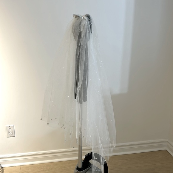 2 Tier Short Sparkly Bead Veil With Comb - Picture 2 of 5